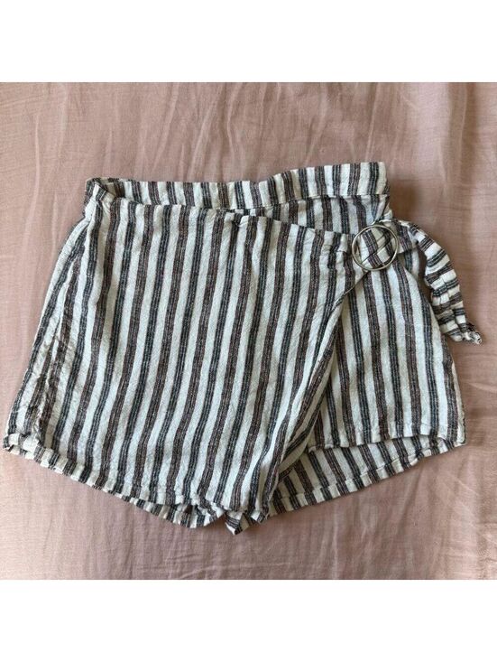Love Tree Pants - Love Tree Striped Wrap Shorts Buckle Detail White Black Women's Size M